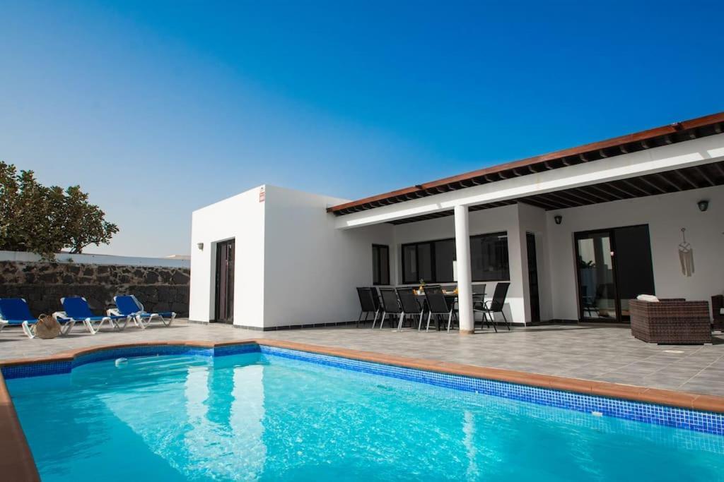 Casa Marlay Spacious, Heated Pool, Bbq & Fast Wi-fi Only 15 Minutes Walk To Town Hébergement de vacances Playa Blanca (Lanzarote)