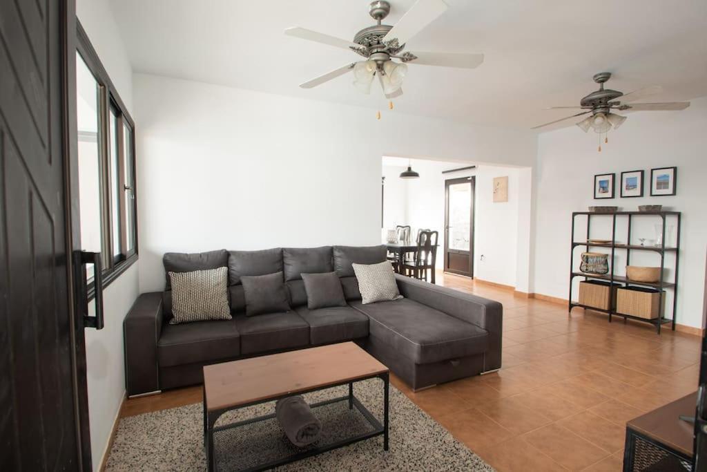 Hébergement de vacances Casa Marlay Spacious, Heated Pool, Bbq & Fast Wi-fi Only 15 Minutes Walk To Town *