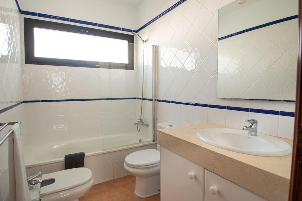 Casa Marlay Spacious, Heated Pool, Bbq & Fast Wi-fi Only 15 Minutes Walk To Town Hébergement de vacances Playa Blanca (Lanzarote)
