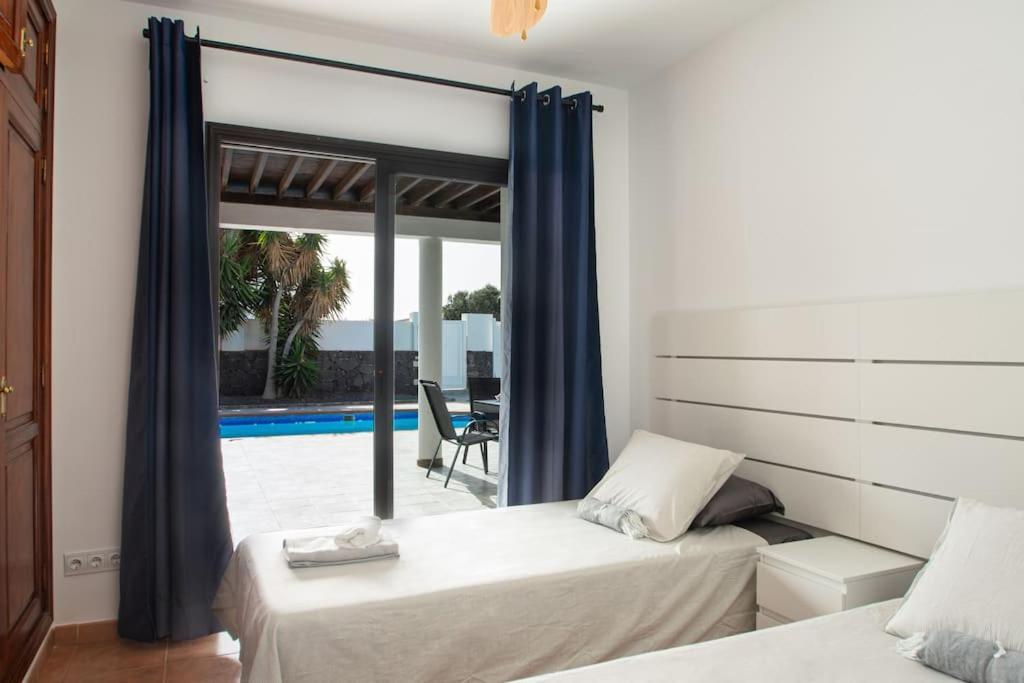 Casa Marlay Spacious, Heated Pool, Bbq & Fast Wi-fi Only 15 Minutes Walk To Town Hébergement de vacances Playa Blanca (Lanzarote)