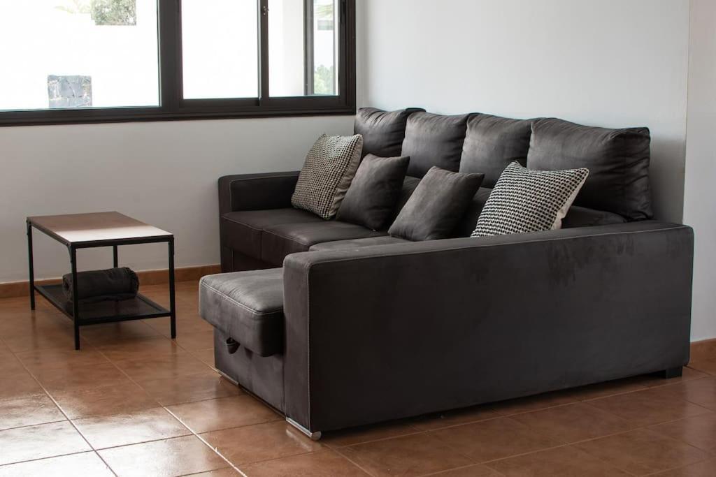Casa Marlay Spacious, Heated Pool, Bbq & Fast Wi-fi Only 15 Minutes Walk To Town Hébergement de vacances Playa Blanca (Lanzarote)