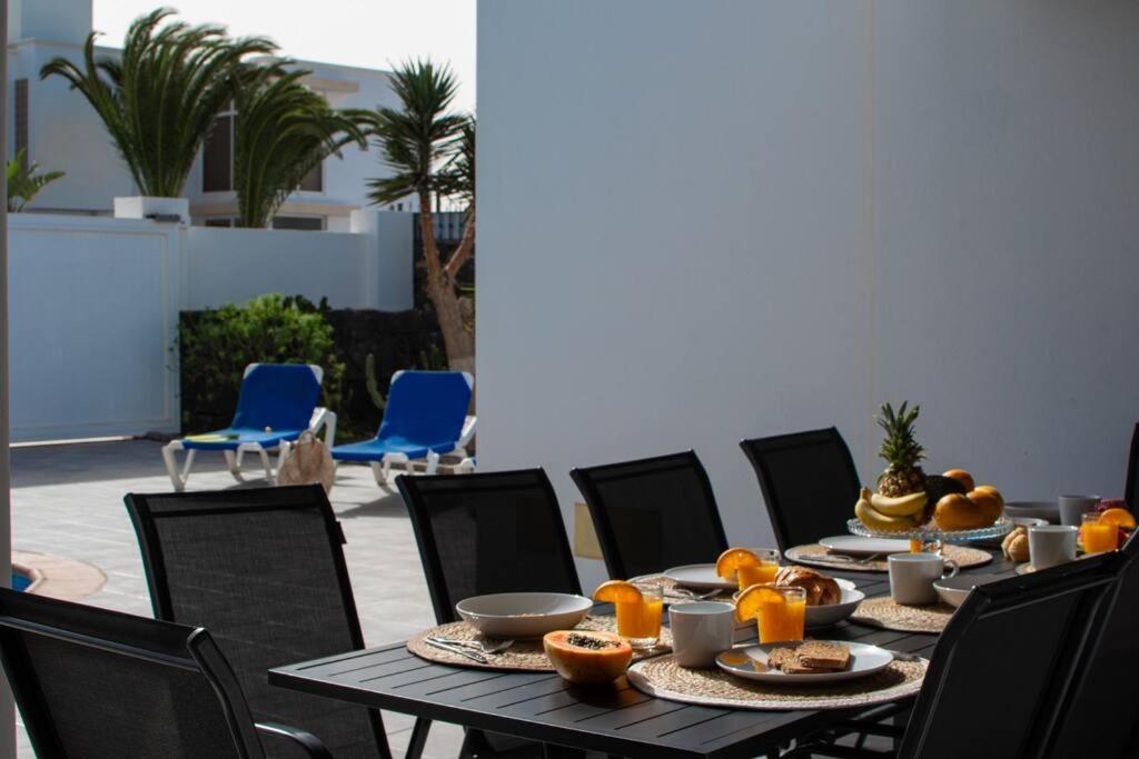 Hébergement de vacances Casa Marlay Spacious, Heated Pool, Bbq & Fast Wi-fi Only 15 Minutes Walk To Town Playa Blanca (Lanzarote)
