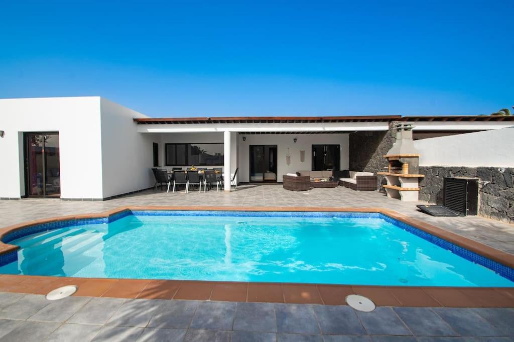 Hébergement de vacances Casa Marlay Spacious, Heated Pool, Bbq & Fast Wi-fi Only 15 Minutes Walk To Town